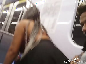 Dando uma rapidinha dentro do metrô - Caah Kabulosa - Vinny Kabuloso