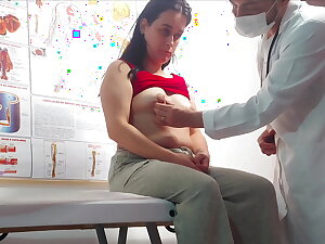 Ginecologista enfia dedo no cu e fode paciente!