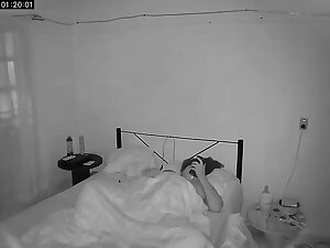 Novia gordita embarazada se masturba mientras la espio por la camara